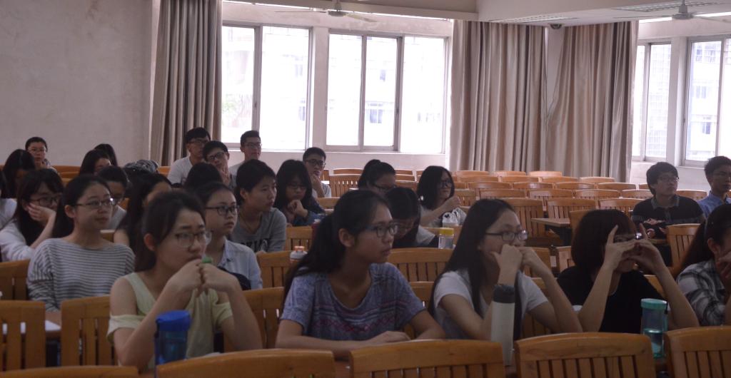 学生认真的听讲